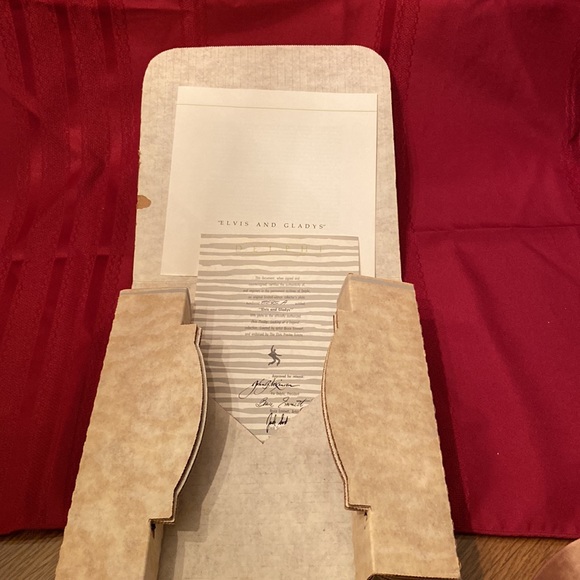 Elvis Presley: Looking at a Legend Delphi Collector Plate - 8 1/2” - Picture 6 of 7